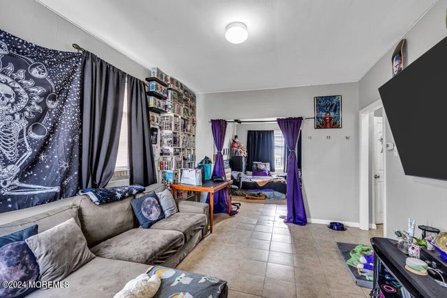 662 Avenue E, Home with 5 bedrooms, 3 bathrooms and null parking in Bayonne NJ | Image 13