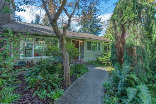 825 W 20th St, North Vancouver, BC, V7P2B5 | Card Image