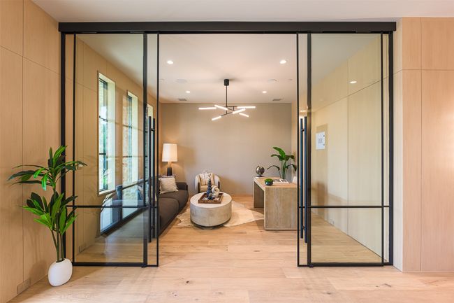 study off entry with hidden back office | Image 11