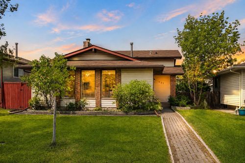 471 Berkley Cres Nw, Calgary, AB, T3K1A9 | Card Image