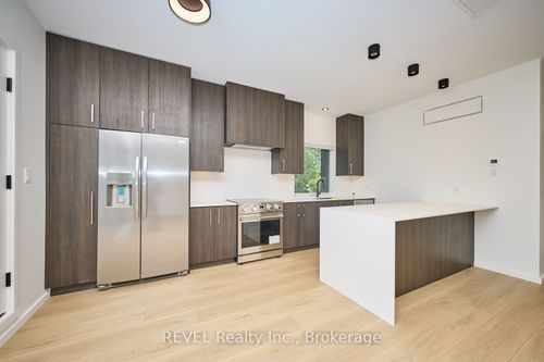 unit-1-5361 Valley Way, Niagara Falls, ON, L2E1X5 | Card Image