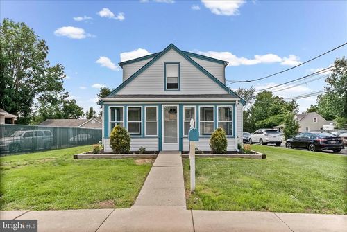 1242 Chestnut St, MARCUS HOOK, PA, 19061-5317 | Card Image