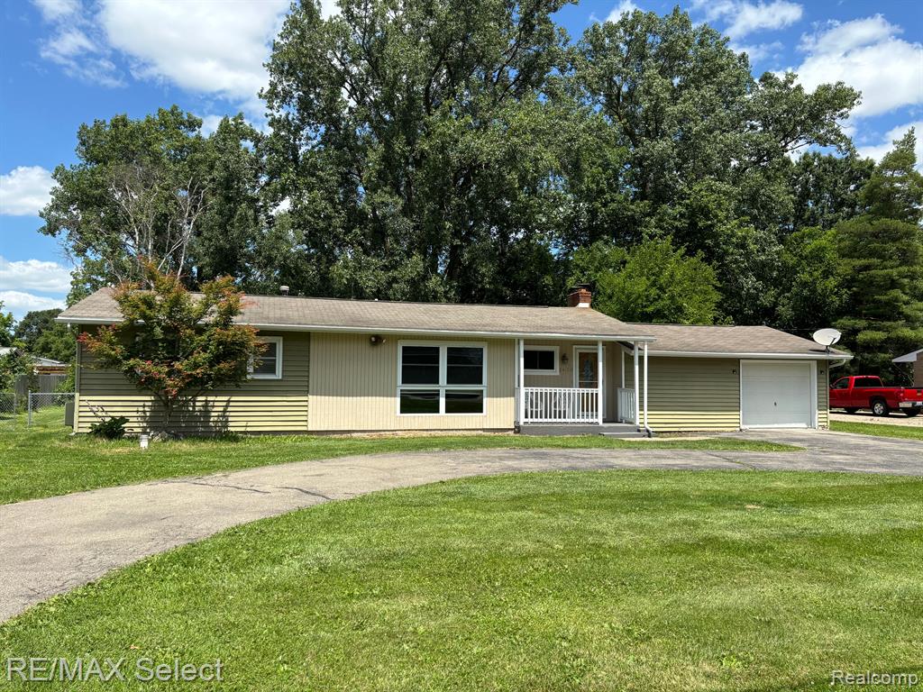 Long Lake Rd, Fenton, MI 48430 #1