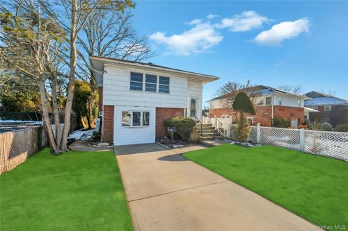 960 Linden Ave, Westbury, NY, 11590-5308 | Card Image