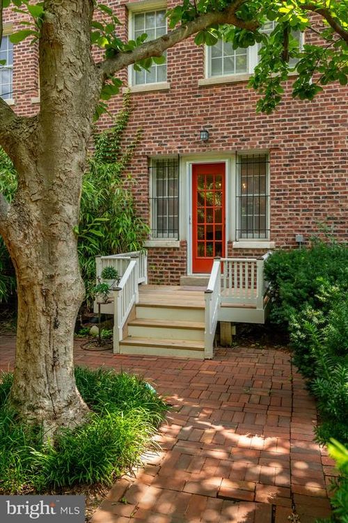 102g-1661 Crescent Pl Nw, WASHINGTON, DC, 20009-4046 | Card Image