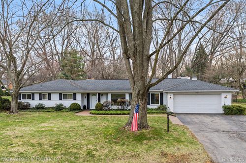 5567 Westwood Ln, Bloomfield Hills, MI, 48301-1246 | Card Image