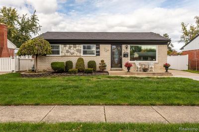 34560 Julie Drive, Home with 3 bedrooms, 1 bathrooms and null parking in Romulus MI | Image 2