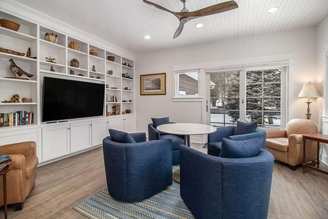Main floor - family room | Image 15