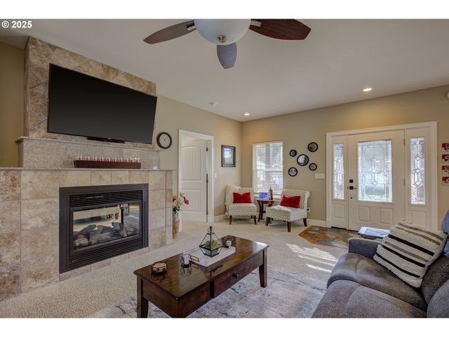 459 Oak Valley Loop, House other with 4 bedrooms, 4 bathrooms and 3 parking in Winchester OR | Image 4