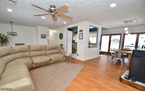 27 Grandview Ave, Stockholm, NJ, 07460-1903 | Card Image