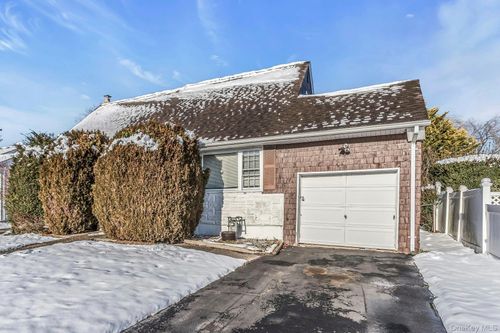 5 Preston Ln, Hicksville, NY, 11801-5723 | Card Image