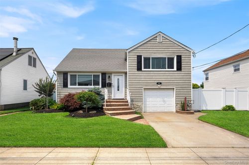 40 Martha St, Freeport, NY, 11520-6211 | Card Image