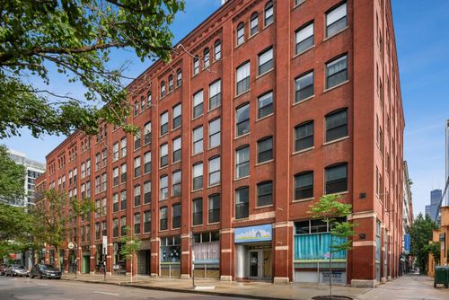 316-225 W Huron St, Chicago, IL, 60654-3943 | Card Image