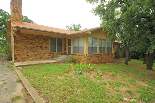 305 Shady Oaks Dr, Runaway Bay, TX, 76426-9425 | Card Image