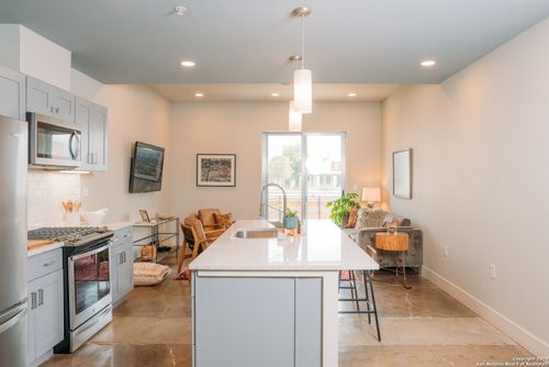 unit-102-210 W Peden Aly, San Antonio, TX, 78204-2625 | Card Image