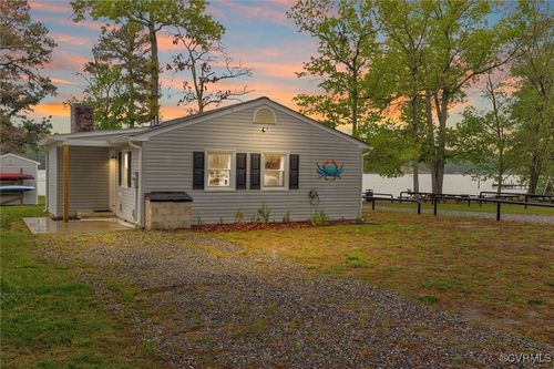686 Shore Dr, Hartfield, VA, 23071-2001 | Card Image