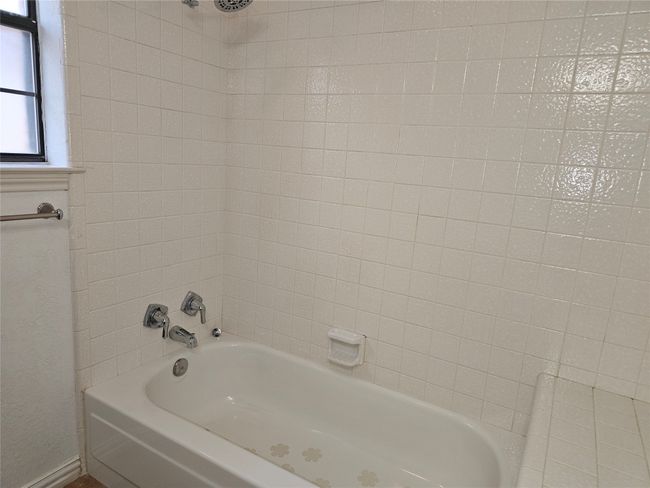Hall Bathroom | Image 22