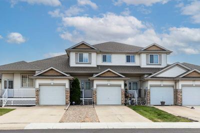 32 Stonegate Cres Se, Townhouse with 3 bedrooms, 2 bathrooms and 3 parking in Medicine Hat AB | Image 1