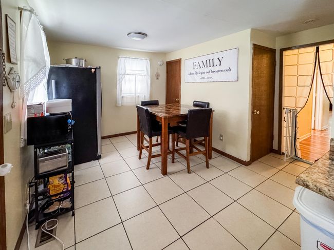 Eat-in kitchen | Image 12