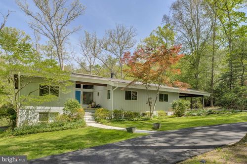 10611 Allenwood Ln, GREAT FALLS, VA, 22066-3229 | Card Image