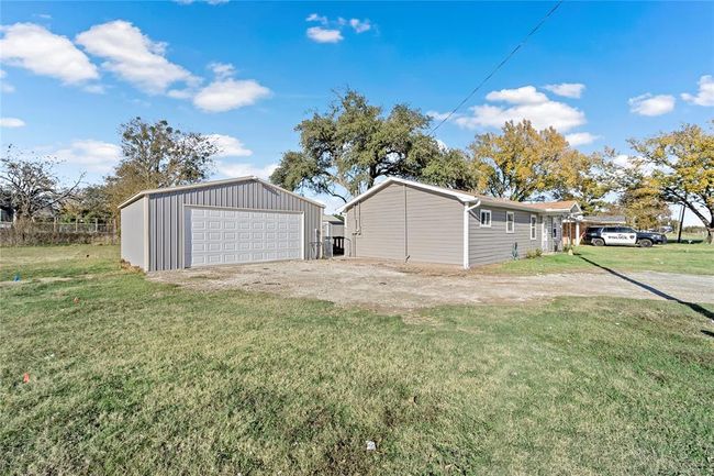 915 E Hanna St, House other with 3 bedrooms, 2 bathrooms and 2 parking in Calvert TX | Image 27