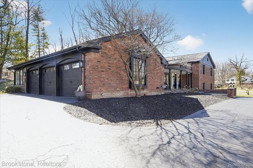 754 N Valley Chase Rd, Bloomfield Hills, MI, 48304-3168 | Card Image