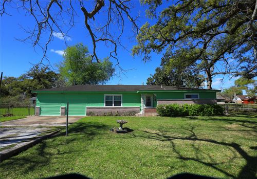 700 Wesley Dr, Clute, TX, 77531-3739 | Card Image