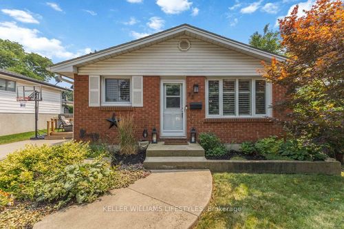 35 Surrey Cres, London, ON, N6E1T7 | Card Image