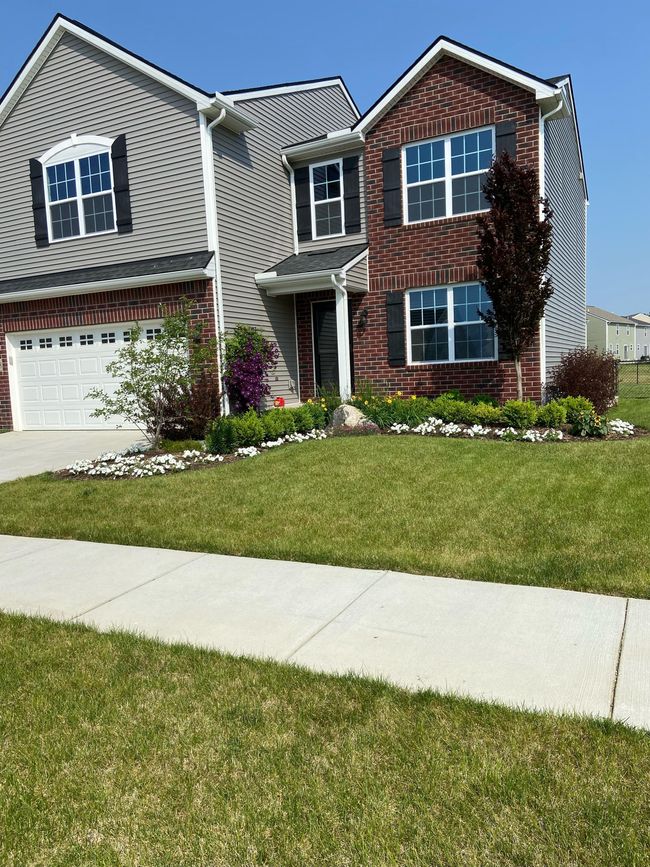 nicely landscaped yard! | Image 4