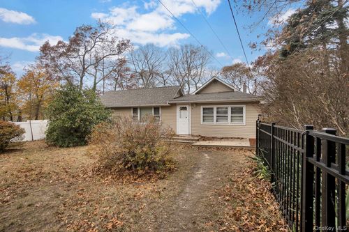 8 Evergreen Rd, Rocky Point, NY, 11778-8848 | Card Image