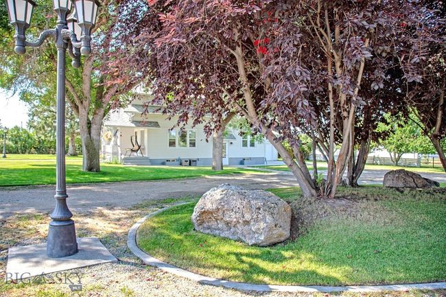 circle driveway entrance North of house | Image 29