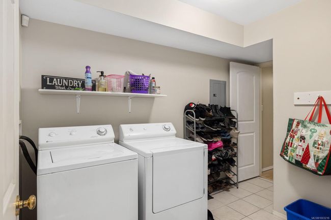 ABOVE GROUND LOWER LEVEL LAUNDRY ROOM | Image 18