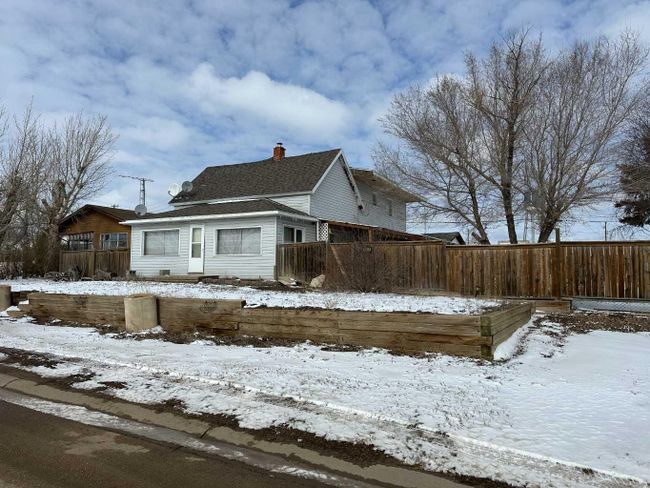 4917 Railway Avenue, Home with 5 bedrooms, 2 bathrooms and 4 parking in Coronation AB | Image 1