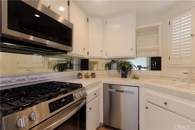 Kitchen with stainless steel appliances | Image 7