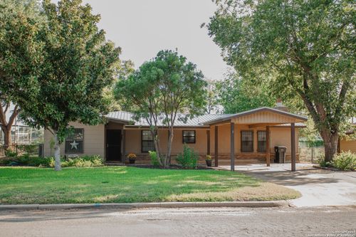 456 Margo Dr, Pearsall, TX, 78061-3914 | Card Image