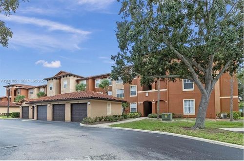 4-211-5554 Metrowest Boulevard, ORLANDO, FL, 32811 | Card Image