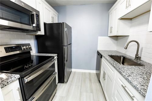 apt-37-4518 Holly St, Kansas City, MO, 64111-5200 | Card Image