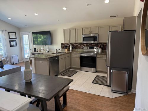 45533 Hidden View Ct, Utica, MI, 48315-5920 | Card Image