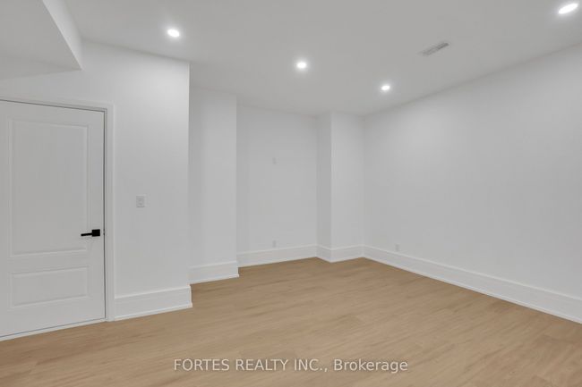 16 Cadillac Ave, House other with 5 bedrooms, 5 bathrooms and 4 parking in North York ON | Image 29