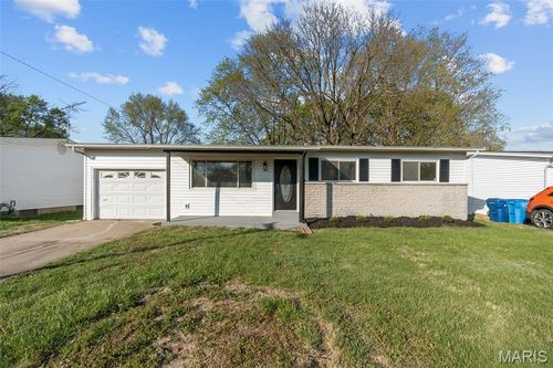 1065 Keeven Ln, Florissant, MO, 63031-6147 | Card Image
