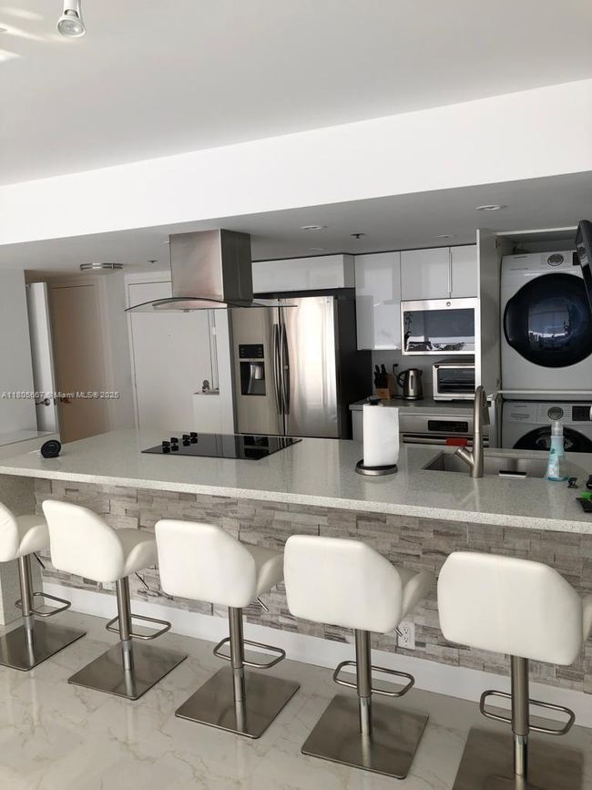 APT-1622 - 7601 E Treasure Dr, Condo with 2 bedrooms, 2 bathrooms and null parking in North Bay Village FL | Image 11