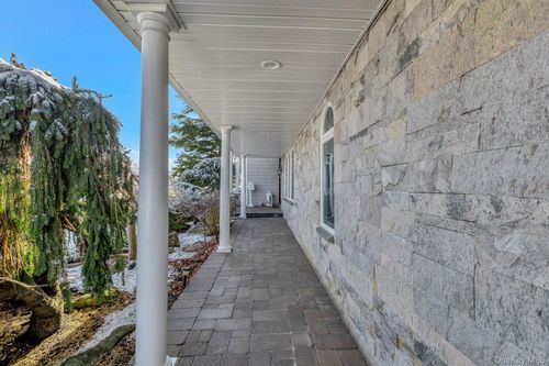 110 Thornwood Road, Oyster Bay, NY, 11762 | Card Image