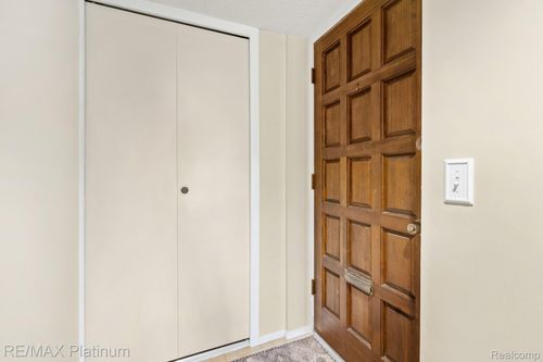 17979 University Park Dr, Livonia, MI, 48152-3929 | Card Image