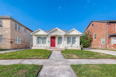 Great curb appeal. Seller says roof was replaced in 2019. | Image 2