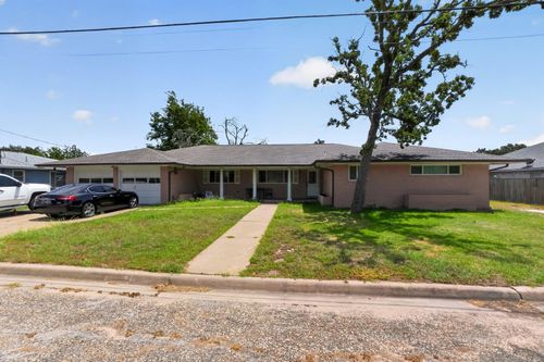 380 S Wilson Ave, Giddings, TX, 78942-4332 | Card Image