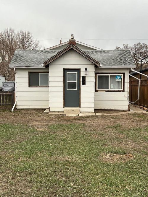 1230 2 Avenue W, Home with 3 bedrooms, 1 bathrooms and 2 parking in Drumheller AB | Card Image