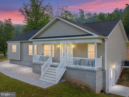 54 Chiweeny Ln, Hedgesville, WV, 25427-4409 | Card Image