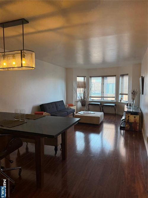 402 Williams Ct, Edgewater, NJ, 07020-1629 | Card Image