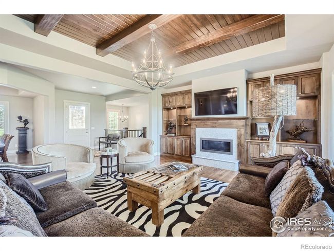 Floor to ceiling windows for gazing at the perfect backdrop! | Image 6