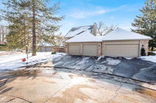 22211 Village Pines Dr, Beverly Hills, MI, 48025-3568 | Card Image